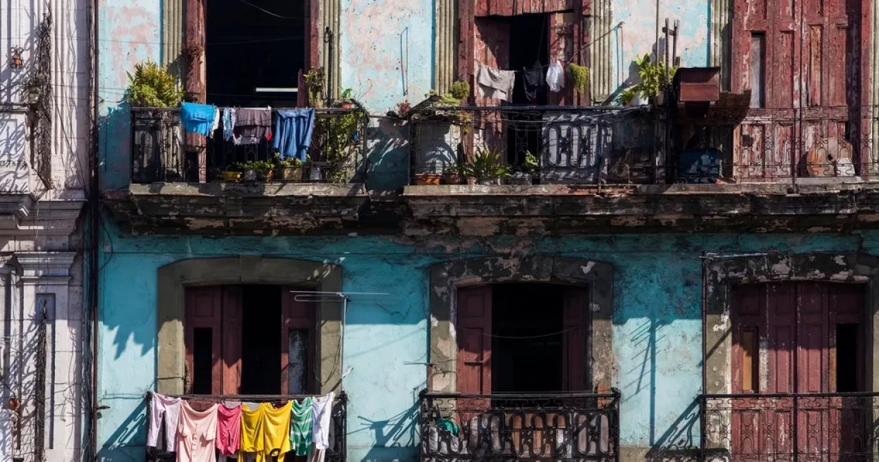 Fachada de una vivienda cubana de varios niveles