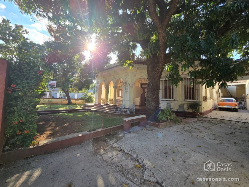 Casa Independiente de 5 habitaciones en venta en Miramar, Playa, La Habana
