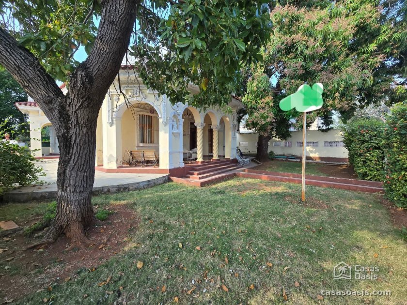 Casa Independiente de 5 habitaciones en venta en Miramar, Playa, La Habana