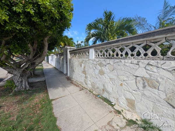 Casa de 5 habitaciones en venta en Guanabo, Habana del Este, La Habana