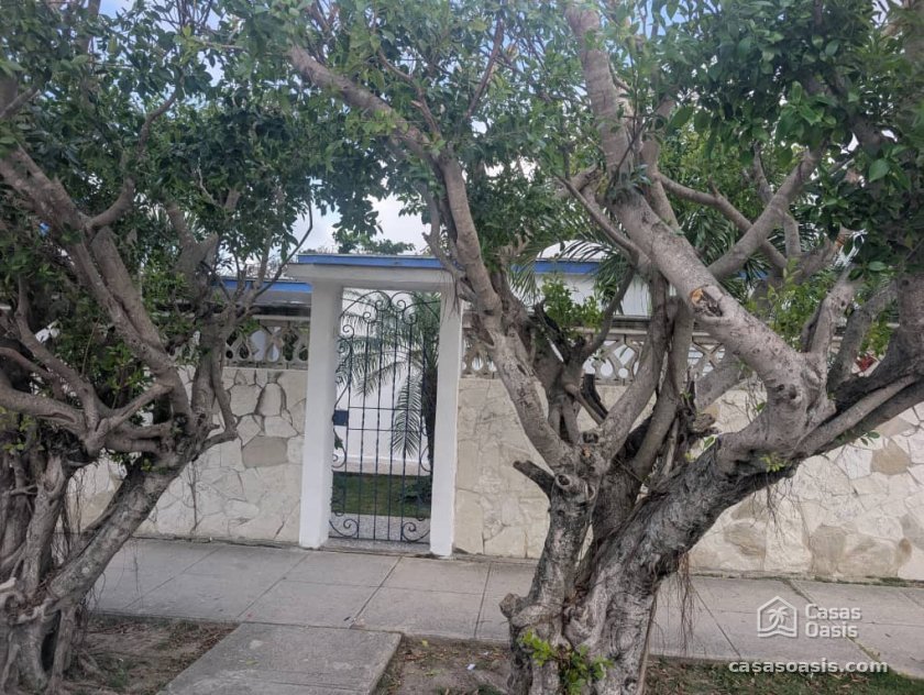 Casa de 5 habitaciones en venta en Guanabo, Habana del Este, La Habana