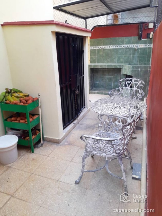Biplanta de 5 habitaciones en venta en Miramar, Playa, La Habana