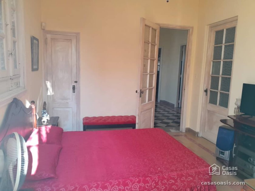 Biplanta de 5 habitaciones en venta en Miramar, Playa, La Habana