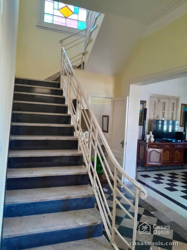 Biplanta de 5 habitaciones en venta en Miramar, Playa, La Habana