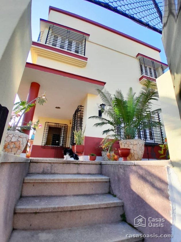 Biplanta de 5 habitaciones en venta en Miramar, Playa, La Habana