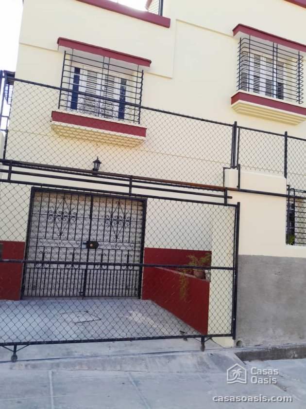 Biplanta de 5 habitaciones en venta en Miramar, Playa, La Habana