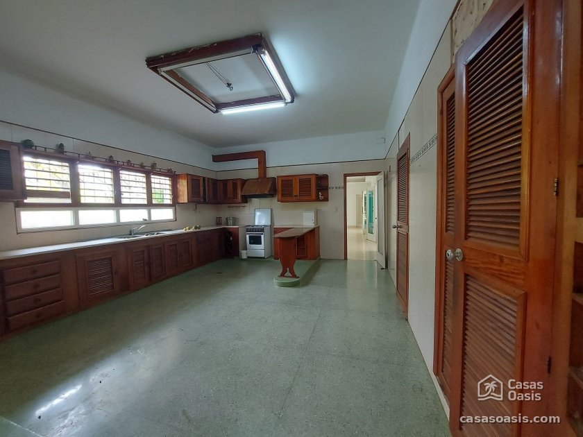 Casa de Campo de 4 habitaciones en venta en La Lisa, La Habana