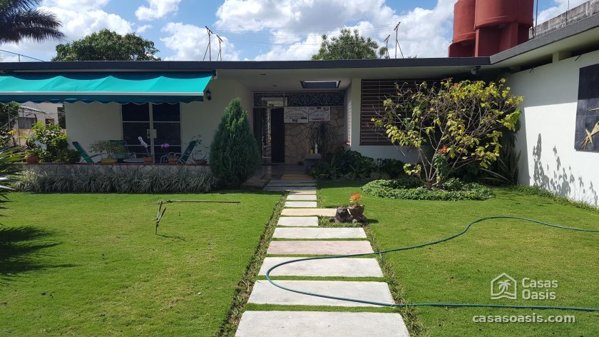 Casa Independiente de 5 habitaciones en venta en Miramar, Playa, La Habana