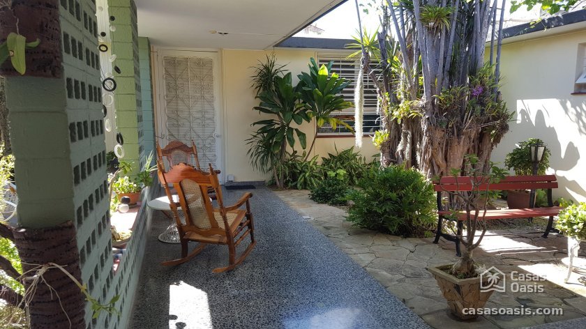 Casa Independiente de 5 habitaciones en venta en Miramar, Playa, La Habana