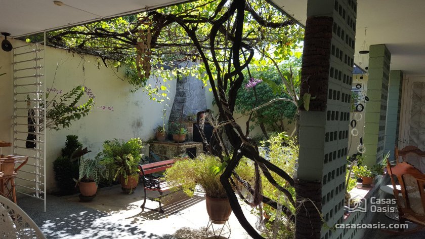 Casa Independiente de 5 habitaciones en venta en Miramar, Playa, La Habana