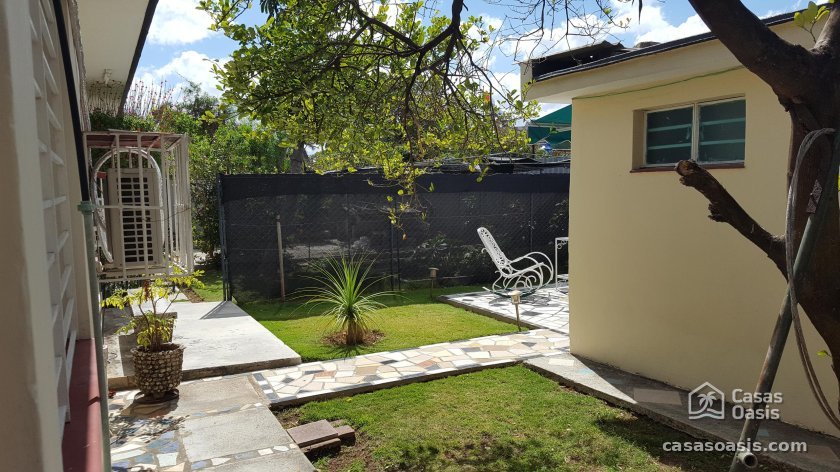 Casa Independiente de 5 habitaciones en venta en Miramar, Playa, La Habana