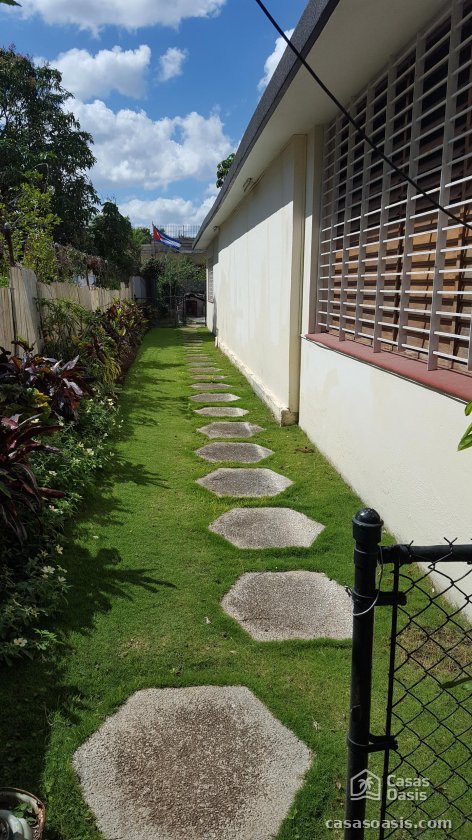 Casa Independiente de 5 habitaciones en venta en Miramar, Playa, La Habana