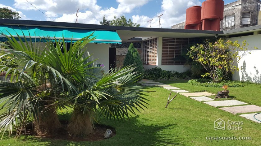 Casa Independiente de 5 habitaciones en venta en Miramar, Playa, La Habana