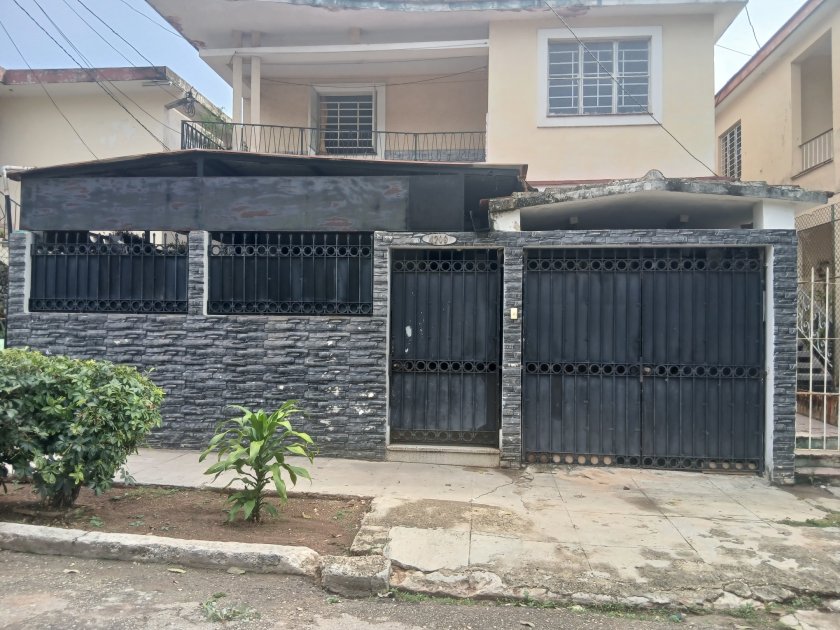 Biplanta de 4 habitaciones en venta en La Ceiba, Playa, La Habana