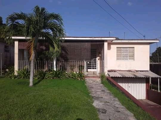Biplanta de 4 habitaciones en venta en Aldabó, Boyeros, La Habana