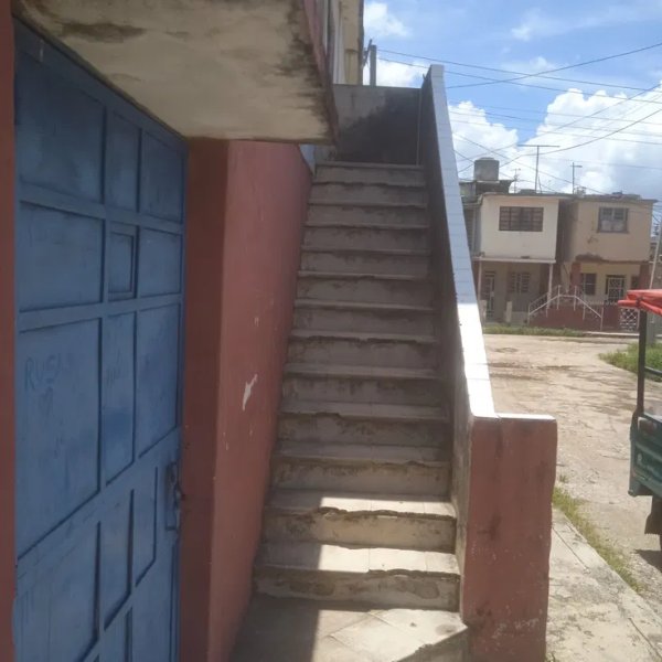 Biplanta de 4 habitaciones en venta en Santiago de las Vegas, Boyeros, La Habana