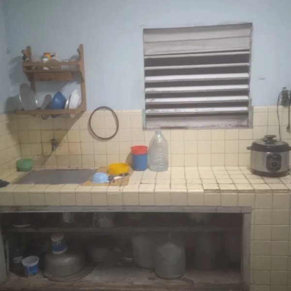 Biplanta de 4 habitaciones en venta en Santiago de las Vegas, Boyeros, La Habana - 2