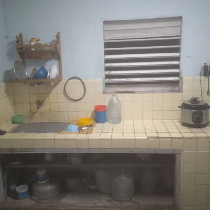Biplanta de 4 habitaciones en venta en Santiago de las Vegas, Boyeros, La Habana