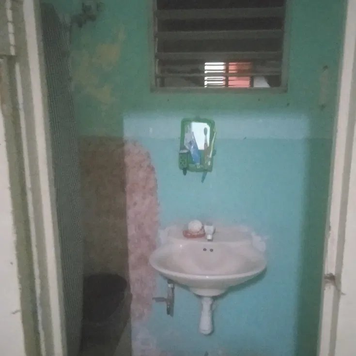 Biplanta de 4 habitaciones en venta en Santiago de las Vegas, Boyeros, La Habana