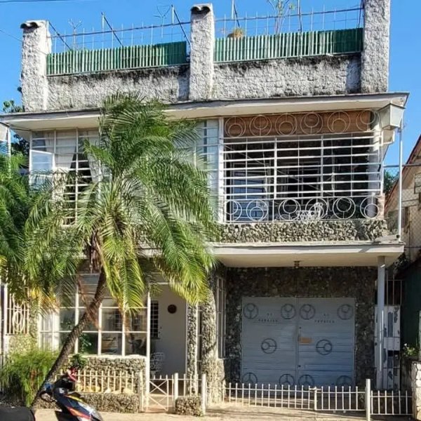 Biplanta de 4 habitaciones en venta en Playa, La Habana
