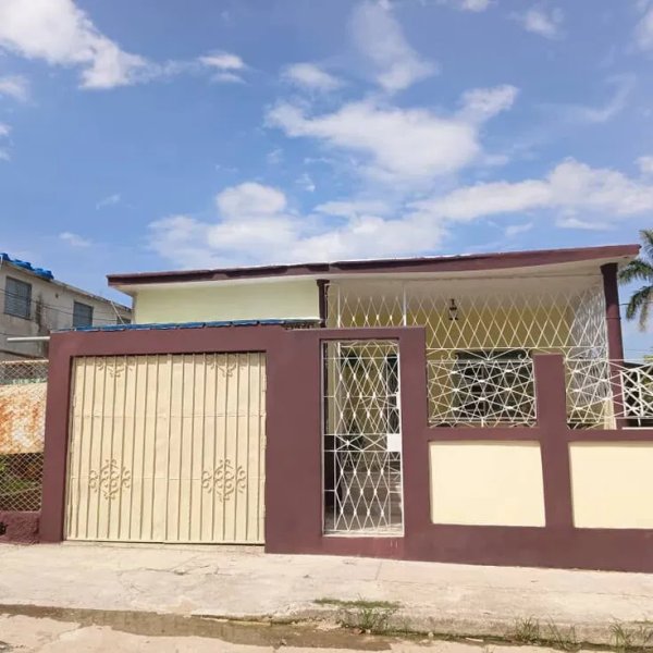 Casa de 2 habitaciones en venta en Marianao, La Habana