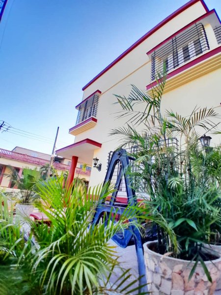 Casa Independiente de 5 habitaciones en venta en Playa, La Habana - 2