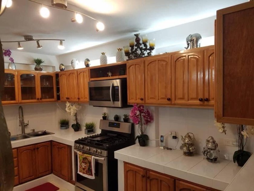 Biplanta de 6 habitaciones en venta en Elena, La Lisa, La Habana