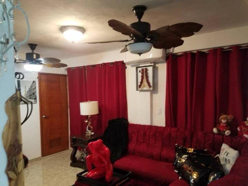 Biplanta de 6 habitaciones en venta en Elena, La Lisa, La Habana