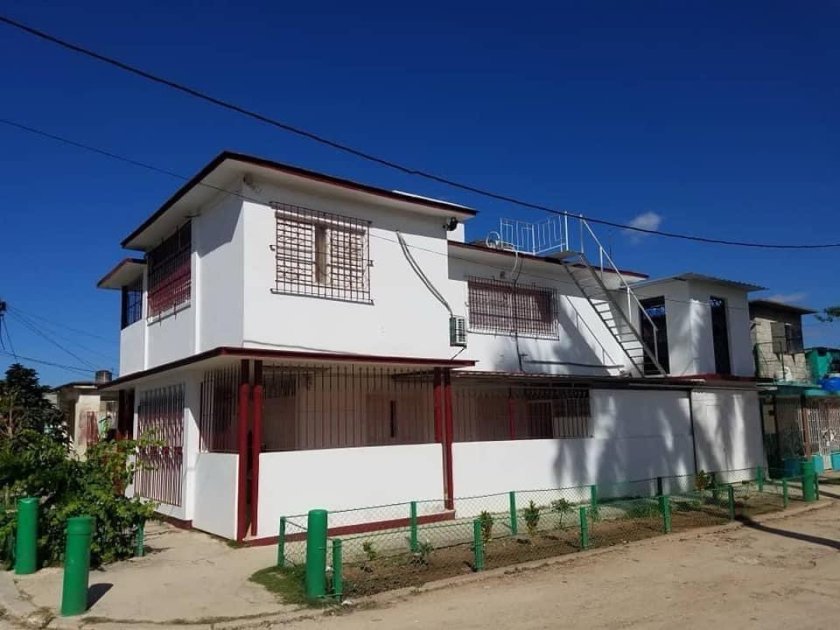 Biplanta de 6 habitaciones en venta en Elena, La Lisa, La Habana