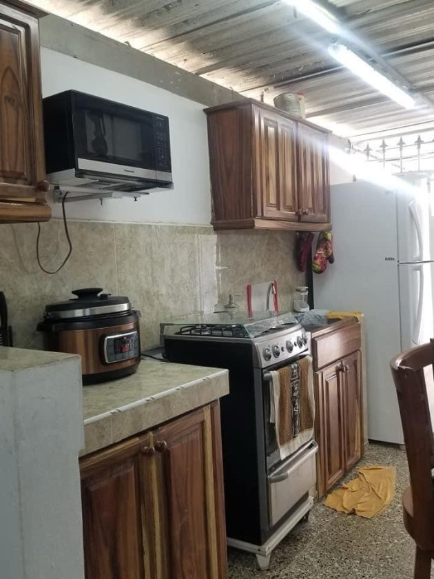 Biplanta de 6 habitaciones en venta en Elena, La Lisa, La Habana