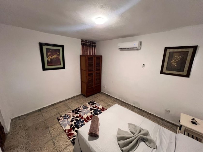 Casa Independiente de 6 habitaciones en venta en Reparto Bahía, Habana del Este, La Habana