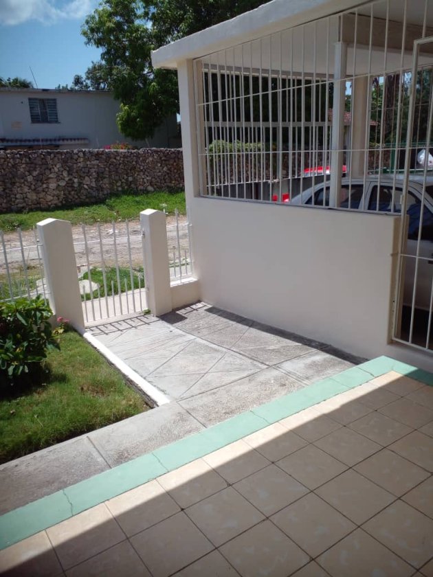Casa Independiente de 3 habitaciones en venta en El Trigal, Boyeros, La Habana
