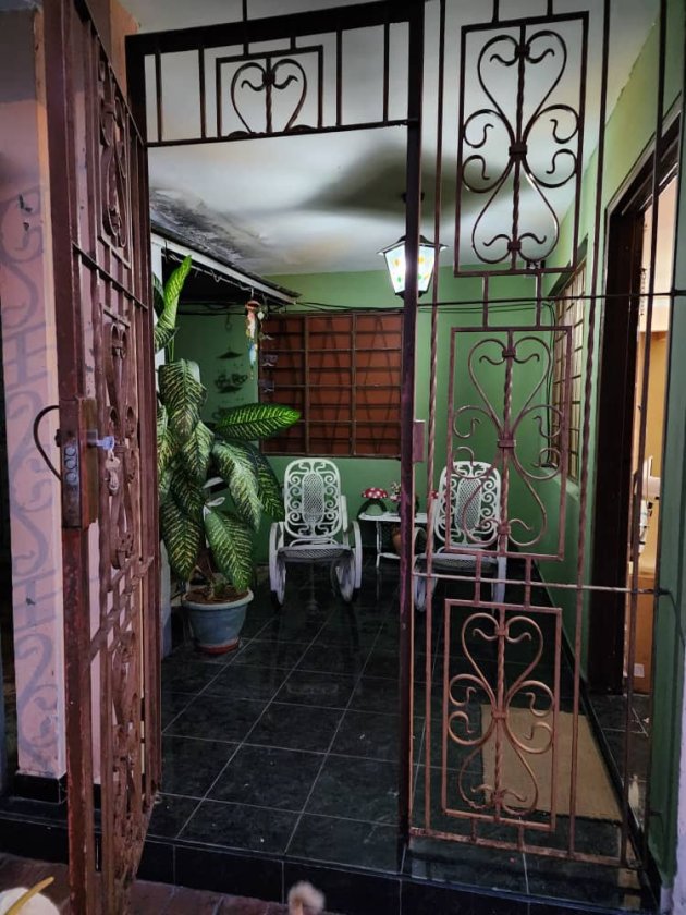 Casa Independiente de 5 habitaciones en venta en Reparto Bahía, Habana del Este, La Habana