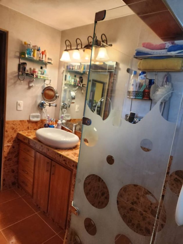 Casa Independiente de 5 habitaciones en venta en Reparto Bahía, Habana del Este, La Habana