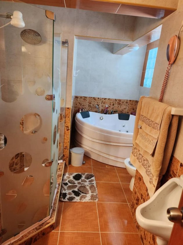 Casa Independiente de 5 habitaciones en venta en Reparto Bahía, Habana del Este, La Habana
