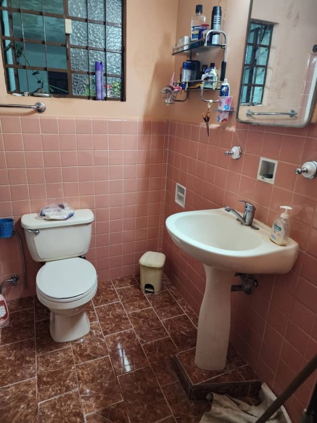 Casa Independiente de 5 habitaciones en venta en Reparto Bahía, Habana del Este, La Habana
