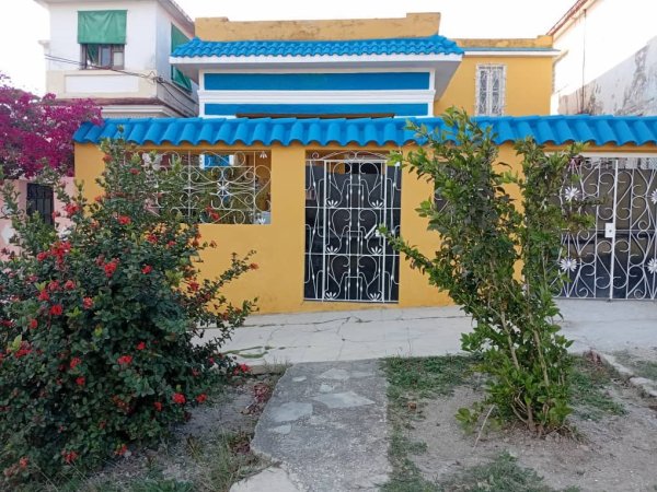 Casa Independiente de 4 habitaciones en venta en Santos Suárez, Diez de Octubre, La Habana