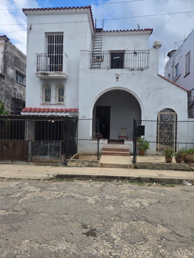 Casa Independiente de 5 habitaciones en venta en Playa, La Habana