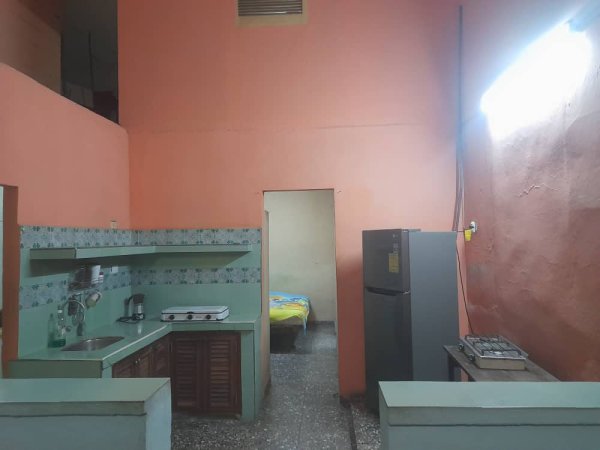 Casa Colonial de 2 habitaciones en venta en San Lázaro, Centro Habana, La Habana