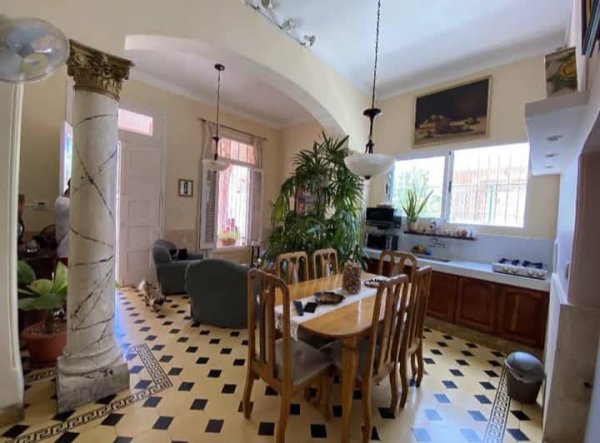 Casa Independiente de 5 habitaciones en venta en Ampliación Almendares, Playa, La Habana