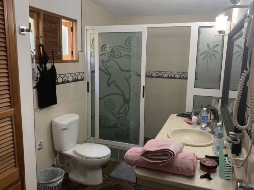 Casa Independiente de 6 habitaciones en venta en Miramar, Playa, La Habana