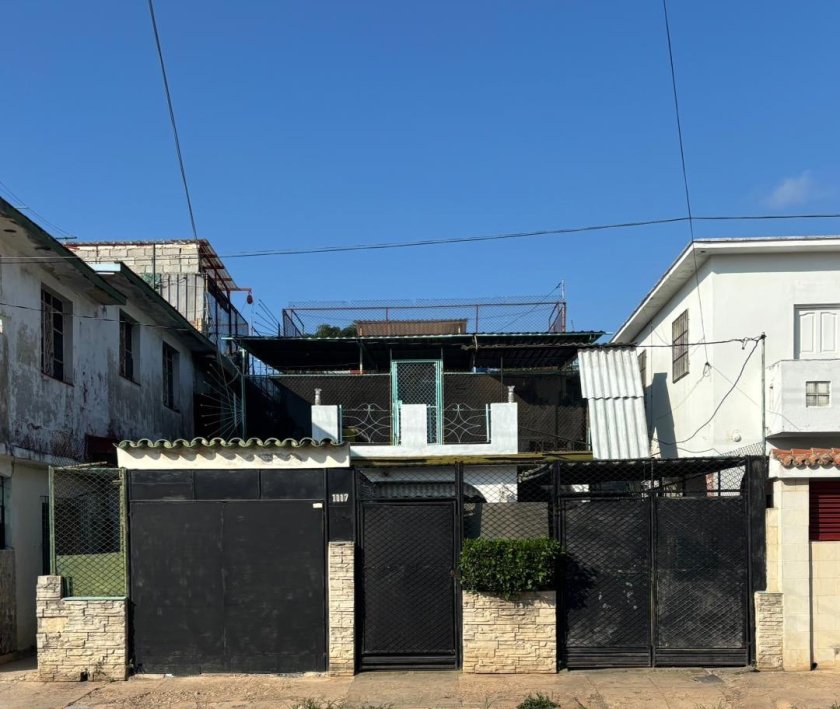 Casa Independiente de 6 habitaciones en venta en Miramar, Playa, La Habana