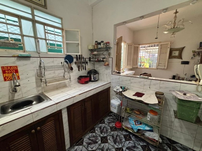 Casa Independiente de 6 habitaciones en venta en Miramar, Playa, La Habana