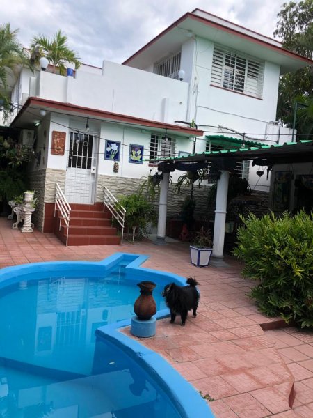 Casa Independiente de 6 habitaciones en venta en Nuevo Vedado, Plaza de la Revolución, La Habana