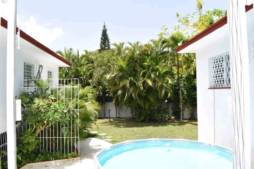 Casa Independiente de 4 habitaciones en venta en Siboney - Playa, Playa, La Habana