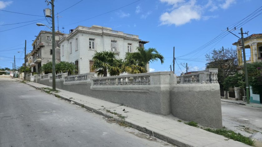 Casa Independiente de 5 habitaciones en venta en Santos Suárez, Diez de Octubre, La Habana