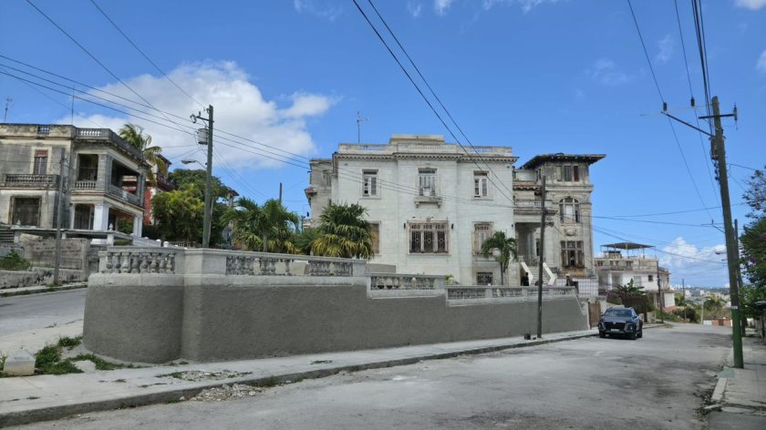 Casa Independiente de 5 habitaciones en venta en Santos Suárez, Diez de Octubre, La Habana