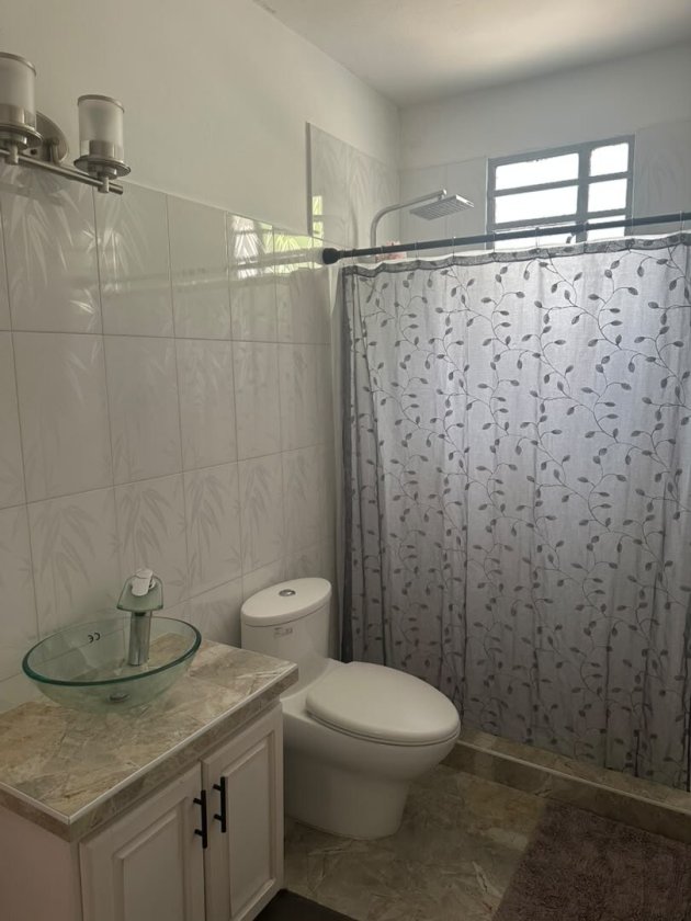 Casa Independiente de 2 habitaciones en venta en San Miguel del Padrón, La Habana