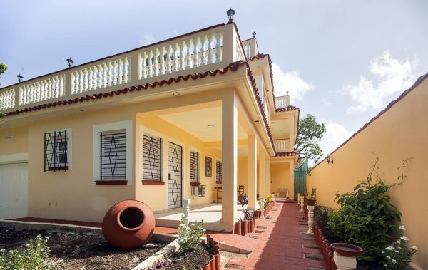 Casa Independiente de 5 habitaciones en venta en Miramar, Playa, La Habana