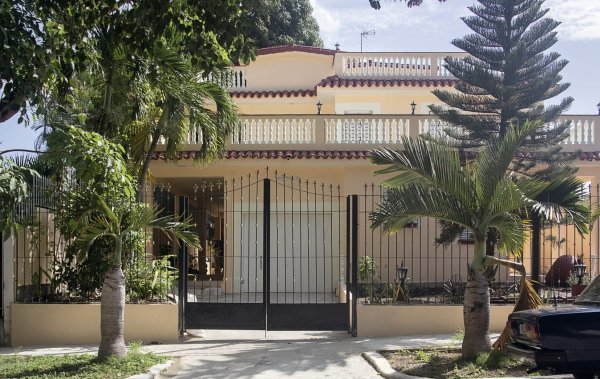 Casa Independiente de 5 habitaciones en venta en Miramar, Playa, La Habana - 2